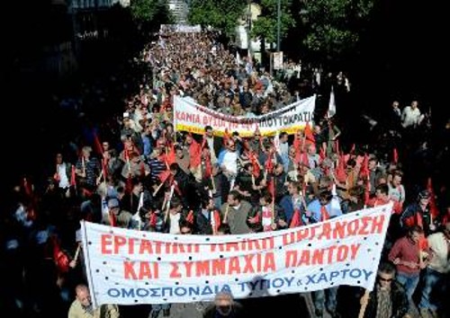 Η μαζική συμμετοχή των εργαζομένων στη 48ωρη απεργία (φωτ.), ήταν αποτέλεσμα της σημαντικής δράσης των ταξικών δυνάμεων σε κάθε χώρο δουλειάς, με δουλειά εργάτη τον εργάτη