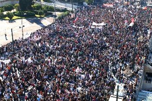 Αυτό το λαϊκό απεργιακό ποτάμι, που για δεύτερη μέρα έζωσε το Σύνταγμα στις 20/10, είναι που φοβίζει τους αστούς και το κράτος τους, ενεργοποιεί τους προβοκατόρικους μηχανισμούς τους
