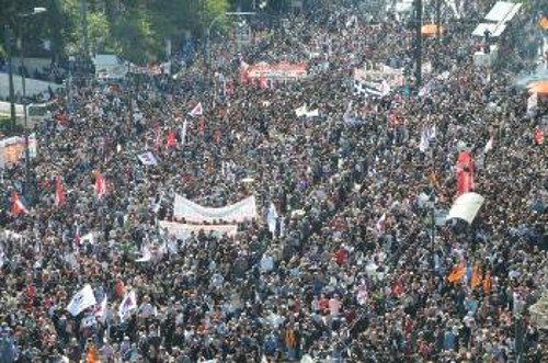 Οι χιλιάδες των οργανωμένων εργατών που κατέκλυσαν το κέντρο της Αθήνας με σύνθημα: «Να πέσει η κυβέρνηση και τα κόμματα της πλουτοκρατίας», σύνθημα που διαμορφώθηκε μέσα στους τόπους δουλειάς, σαν αποτέλεσμα και της απήχησης των θέσεων που διατύπωσε το ΚΚΕ, είναι ένα από τα κεντρικά στοιχεία της 48ωρης απεργίας, που ανησύχησε σφόδρα την αστική τάξη