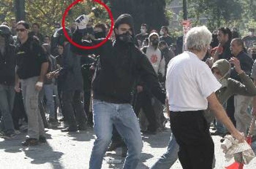 5. Με το σφυρί κατά ηλικιωμένου διαδηλωτή