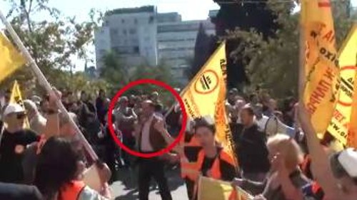 Ο κουστουμαρισμένος στο κέντρο της φωτογραφίας διαδηλώνει με το μπλοκ του 