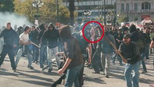 ... και μετά από λίγο ο κουστουμαρισμένος έχει γίνει ένα με τους προβοκάτορες!