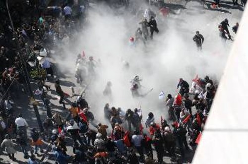 Αποπνικτική η ατμόσφαιρα από τα καπνογόνα και τους πυροσβεστήρες