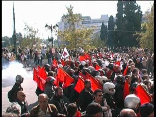 Χειροβομβίδα κρότου - λάμψης των προβοκατόρων σκάει πίσω από την περιφρούρηση, που όμως μένει ατάραχη. Η τεχνική των ΜΑΤ που εφάρμοσαν οι χαφιέδες δεν έπιασε