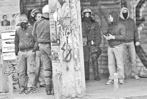 Οκτώβρης 2011: Προβοκάτορες και ΜΑΤ δίπλα δίπλα. Λίγο αργότερα θα χτυπηθεί η πορεία του ΠΑΜΕ...