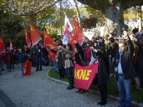 Γροθιές υψωμένες στο άκουσμα του ύμνου της Διεθνούς