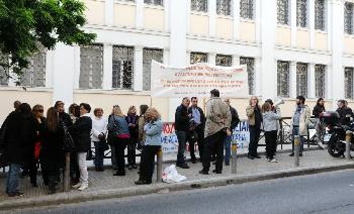 Από τη χτεσινή παράσταση διαμαρτυρίας των δυνάμεων του ΠΑΜΕ στο υπουργείο Πολιτισμού