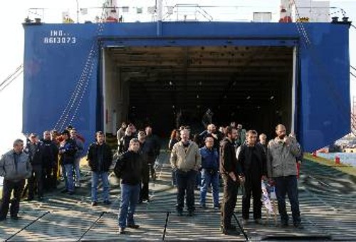 Η απεργιακή φρουρά στο βαπόρι έμεινε ακλόνητη και συνέχισε τον αγώνα