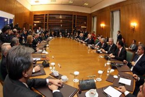 Το μαύρο μέτωπο σε πλήρη σύνθεση, στη χτεσινή πρώτη συνεδρίαση του Υπουργικού Συμβουλίου