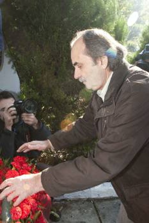 Στεφάνι στο μνημείο της Πολυτεχνικής Σχολής στη Θεσσαλονίκη κατέθεσε ο Κώστας Αβραμόπουλος, μέλος του ΠΓ της ΚΕ του ΚΚΕ