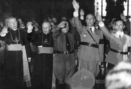 Η ομοιογένεια στη δράση στη ναζιστική Γερμανία: Εκπρόσωποι της Εκκλησίας χαιρετούν φασιστικά. Στα δεξιά, ο υπουργός Προπαγάνδας Γκαίμπελς