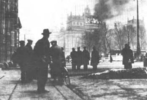 Τη νύχτα 26 προς 27 Φλεβάρη 1933 οι χιτλερικοί έβαλαν φωτιά στο κτίριο του Ράιχσταγκ και κατηγόρησαν γι' αυτό τους κομμουνιστές. Κύριος οργανωτής αυτής της προβοκάτσιας ήταν ο Γκέρινγκ. Αργότερα το ομολόγησε ο ίδιος μπροστά σε ένα στενό κύκλο συνεργατών του Χίτλερ