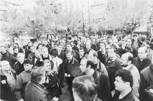Οργώνουν τις θάλασσες, παράγοντας εκατομμύρια δολάρια κέρδη για τους εφοπλιστές. Κι όταν είναι στη στεριά τούς δουλεύουν ψιλό γαζί. Χτες η αγανάκτηση ξεχείλισε έξω από το ΥΕΝ