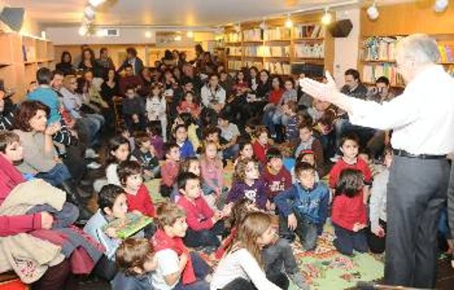 Τα παιδιά «μαγεμένα» άκουγαν τα λόγια του συγγραφέα