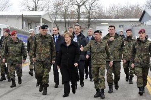 Η Μέρκελ με τον κατοχικό στρατό στο Κοσσυφοπέδιο