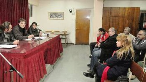Από τη σύσκεψη που έγινε με στόχο να ενημερωθούν οι γονείς για τη μεταφορά των μαθητών και να ληφθούν άμεσα αγωνιστικές πρωτοβουλίες