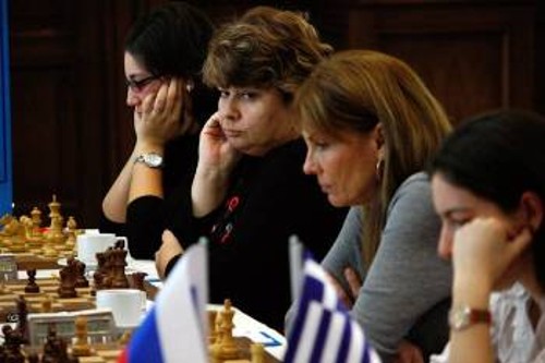 Η Εθνική Ελλάδας Γυναικών στο Παγκόσμιο Ομαδικό. Από αριστερά: Παυλίδου, Φαχιρίδου, Μακροπούλου και Ντέμπο (4η, 3η, 2η και 1η σκακιέρα αντίστοιχα)