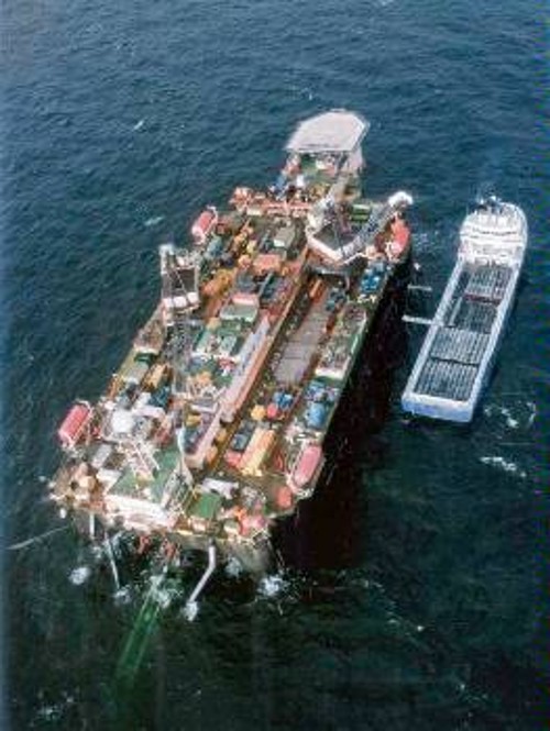 Στις μέρες με καλό καιρό, το σκάφος συναρμολόγησης «καταπίνει» περίπου 300 δωδεκάμετρους σωλήνες. Στην πλώρη του πλοίου (κάτω αριστερά), ο τελειωμένος αγωγός ποντίζεται μέσα στη θάλασσα
