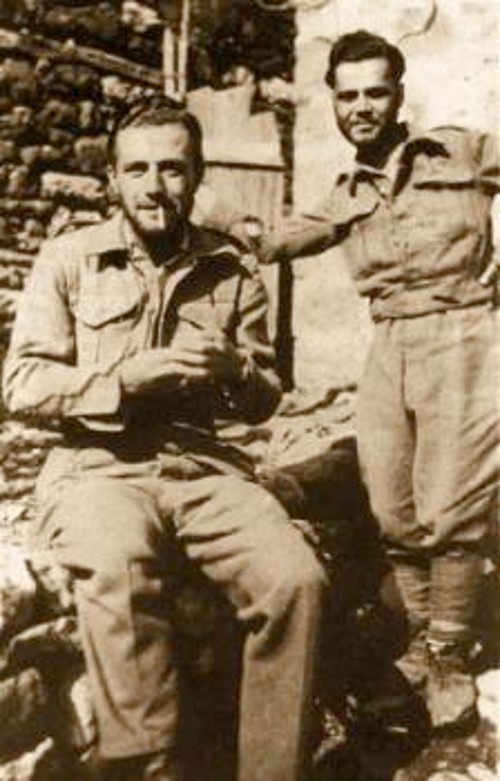 Απρίλης 1943: Ο Χαρίλαος Φλωράκης (αριστερά) και ο Κωνσταντινίδης (αρχείο Χ. Φλωράκη)