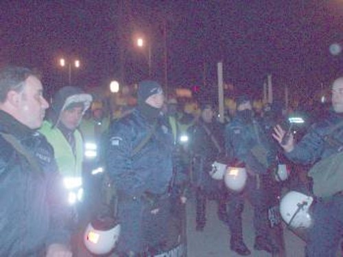 Αγκαλιά οι άνθρωποι του μηχανισμού του Μάνεση και τα ΜΑΤ