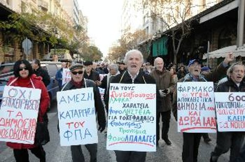 Οι επιχειρηματίες θεωρούν ότι οι συνταξιούχοι ζουν πλουσιοπάροχα και γι' αυτό ζητούν νέα μείωση των συντάξεων...
