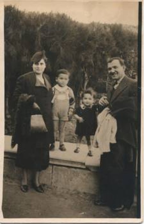 Με τους γονείς και την αδελφή του