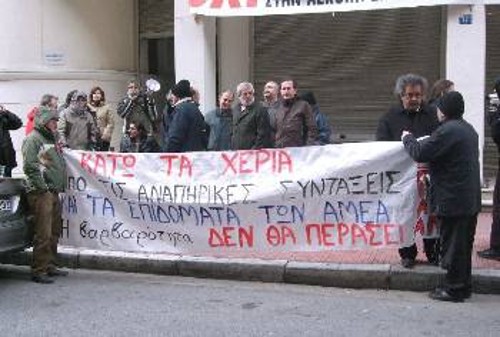 «ΠΑΣΟΚ, Καρατζαφέρης και ΝΔ ληστεύουν το λαό για την πλουτοκρατία», ήταν ένα από τα συνθήματα της χτεσινής κινητοποίησης