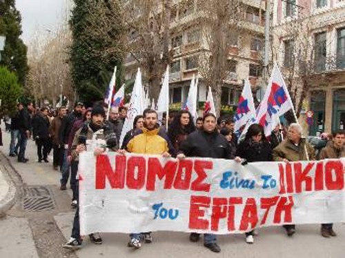 Ηρθε η ώρα να κάνουμε θυσίες για τις ανάγκες τις δικές μας και των παιδιών μας(φωτ. από την απεργιακή διαδήλωση που έγινε την Παρασκευή στη Χαλκίδα)