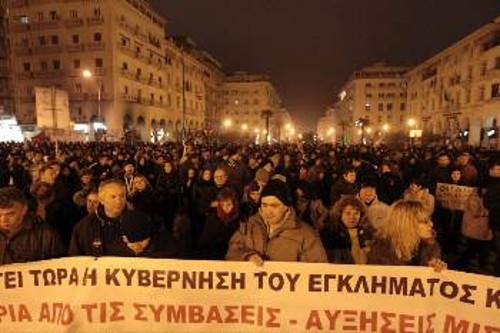 Μέσα σε δυο ώρες, το κάλεσμα του ΠΑΜΕ προς το λαό της Θεσσαλονίκης μετατράπηκε σε ένα ορμητικό ποτάμι διαδηλωτών