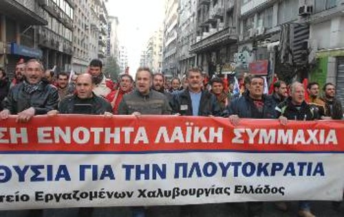 Από τη συμμετοχή των απεργών στην κινητοποίηση του ΠΑΜΕ στις 12/2