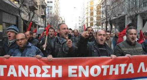 «Ολη η Ελλάδα μια Χαλυβουργία, για να μην περάσει η τρομοκρατία». Οι απεργοί Χαλυβουργοί οδηγούσαν την πορεία του ΠΑΜΕ στην Αθήνα