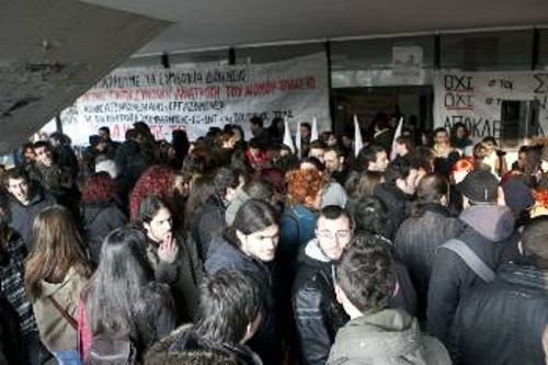 Στιγμιότυπο από την προχτεσινή μαζική κινητοποίηση που είχε οδηγήσει στην αναβολή των εκλογών