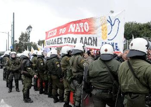 Οι δυνάμεις καταστολής περικύκλωσαν τη συγκέντρωση δίνοντας δείγματα γραφής για τις προθέσεις της κυβέρνησης απέναντι στο λαϊκό κίνημα που δυναμώνει