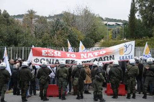 Οι δηλώσεις κυβέρνησης - Ράσμουσεν πρέπει να σημάνουν συναγερμό στο λαό και στο κίνημα (φωτ. από τη χτεσινή κινητοποίηση της ΕΕΔΥΕ και του ΜΑΣ)