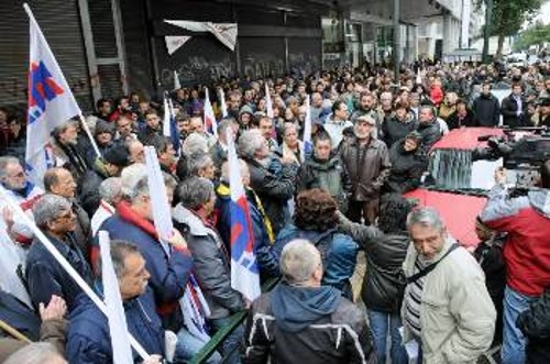 Μαζική και δυναμική η συγκέντρωση στο υπουργείο Εργασίας