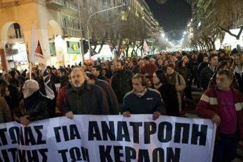 Από την προχτεσινή μαζική συγκέντρωση του ΠΑΜΕ στη Θεσσαλονίκη, ενάντια στους «εφαρμοστικούς» του μνημονίου