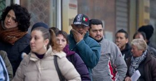 Ισπανοί άνεργοι στην ουρά, μπροστά από γραφείο εύρεσης εργασίας
