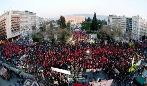 Από τη χθεσινή συγκέντρωση στο Σύνταγμα