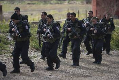 Ισραηλινοί αστυνομικοί και στρατιώτες κοντά στα σύνορα στα Υψώματα του Γκολάν