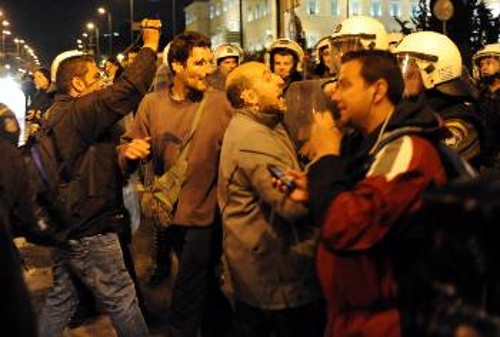 Στιγμιότυπο από την επίθεση των ΜΑΤ στους δημοσιογράφους προχτές το βράδυ