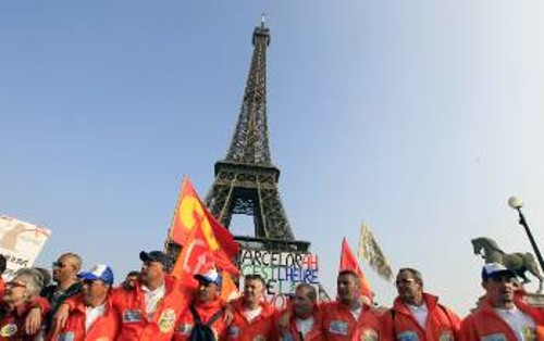 Μεταλλεργάτες της ιδιωτικοποιημένης «Αρσελορ Μιτάλ» διαδήλωναν φέτος τον Απρίλη στο Παρίσι