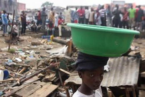 Με φόντο τόπο βομβιστικής επίθεσης ισλαμιστών της «Μπόκο Χαράμ» στην πόλη Καντούνα ο μικρός Νιγηριανός προσπαθεί να κερδίσει το φαΐ της μέρας πουλώντας νερό...