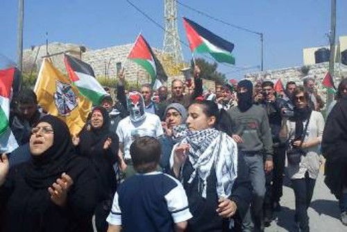 Απο την διαδήλωση στην Ραμάλα της Δυτικής Οχθης στο πλαίσιο της Διεθνούς Ημέρας Δράσης για τους Παλαιστίνιους Κρατούμενους στις 17/4/12