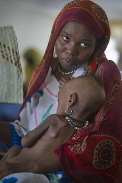 Ενα από τα εκατοντάδες χιλιάδες υποσιτισμένα παιδιά στο Τσαντ, όπου... «επαγγελματοποιούνται οι παραστατικές τέχνες»...