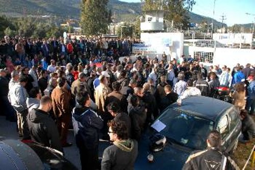 Στη συγκέντρωση των απεργών έξω από τα ναυπηγεία απευθύνθηκε ο Θαν. Παφίλης