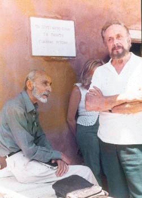 Στη Μονεμβασιά το 1984. Δίπλα του ο Μάνος Κατράκης