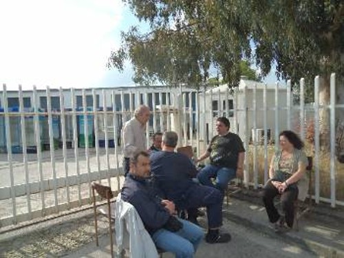 Συζήτηση του Σπ. Χαλβατζή με τους απεργούς της ΦΑΓΕ
