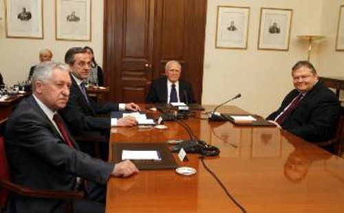Οι τρεις εταίροι της νέας συγκυβέρνησης, σε παλιότερη σύσκεψη με τον Κ. Παπούλια