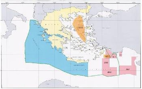 Με σκούρο γκρι, η ΑΟΖ που έχει ανακηρύξει τυπικά η Ελλάδα σε Ιόνιο και νότια της Κρήτης. Η διακεκομμένη γραμμή δείχνει τα όρια της ελληνικής ΑΟΖ, με βάση το Διεθνές Δίκαιο της Θάλασσας. Με ανοιχτό γκρι, τα τμήματα της ελληνικής ΑΟΖ σε Αιγαίο και Αν. Μεσόγειο που περιέχονται στους χάρτες των τούρκικων ερευνών, το 1973 και το 2012