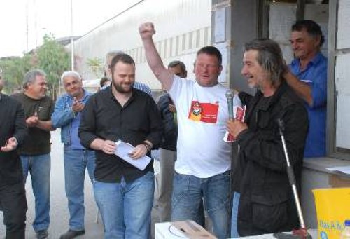 Η έμπρακτη αλληλεγγύη των Δανών εργατών μεταφέρθηκε χτες, στην πύλη του χαλυβουργείου